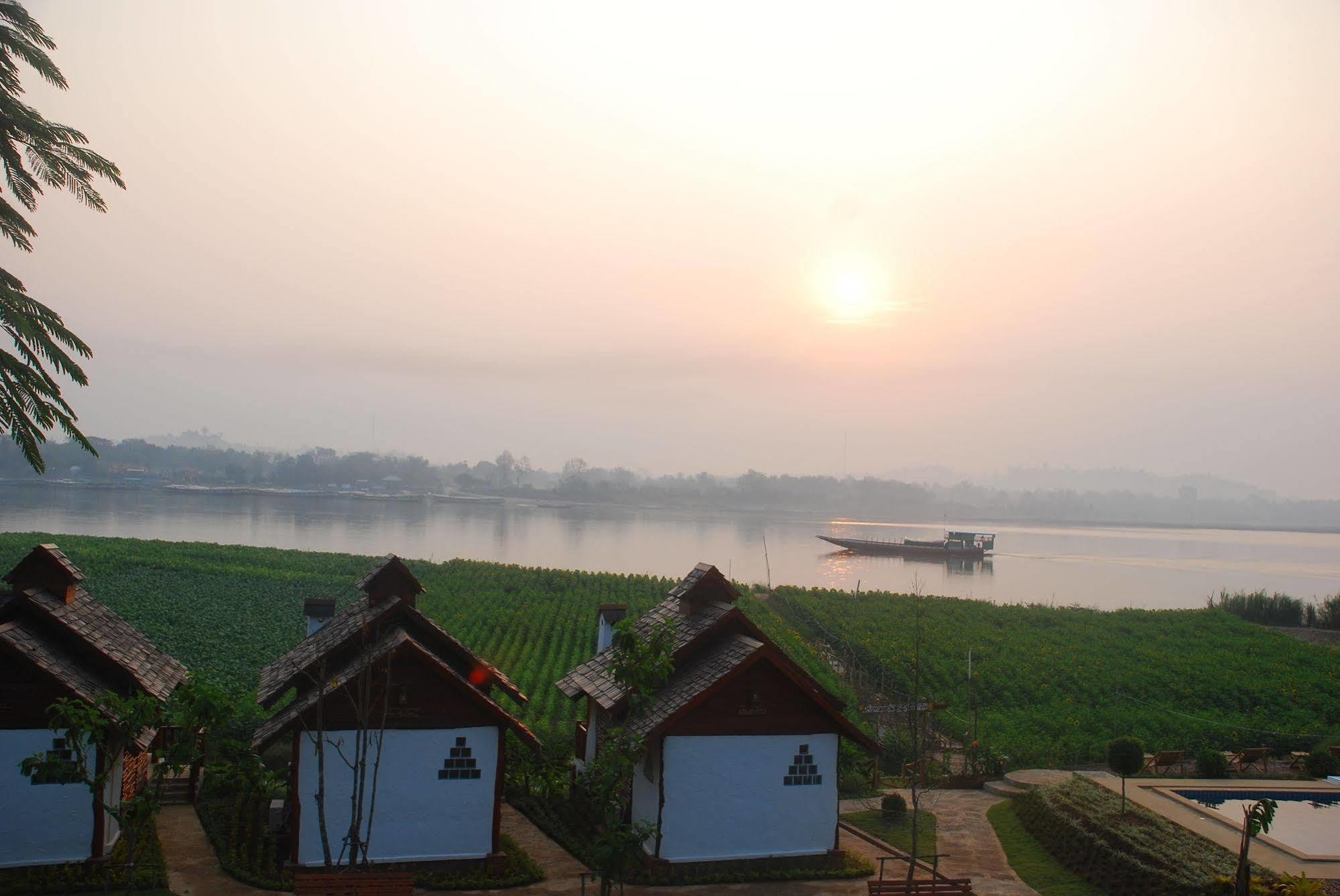 Gin'S Maekhong View Hotel Чианг Сеeн Екстериор снимка